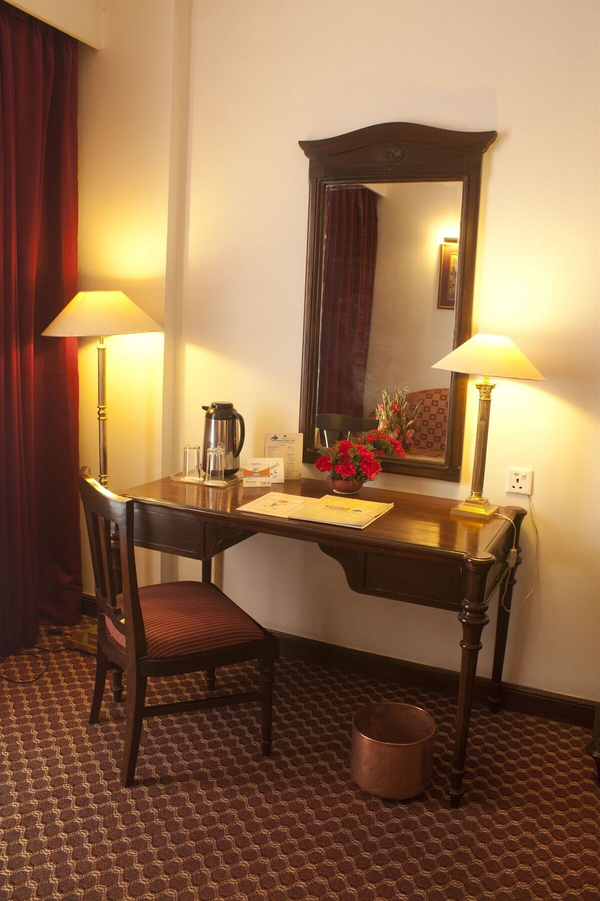 Grand Hotel Катманду Экстерьер фото