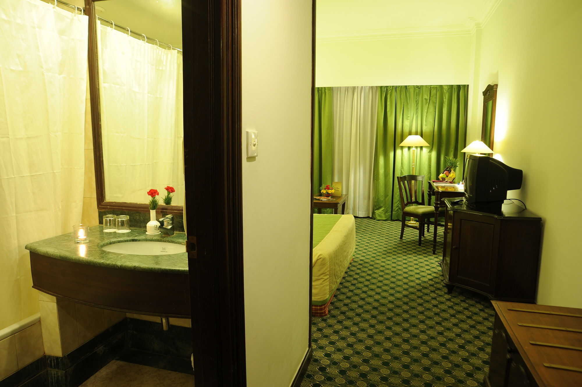 Grand Hotel Катманду Экстерьер фото